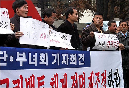 일부 그린벨트 해제 결정에 특혜 논란이 이는 등 형평성 문제를 지적하는 주민반발은 좀처럼 가라앉지 안을 전망이다. 